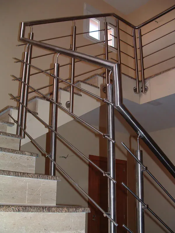 Barandilla de escalera con varillas horizontales