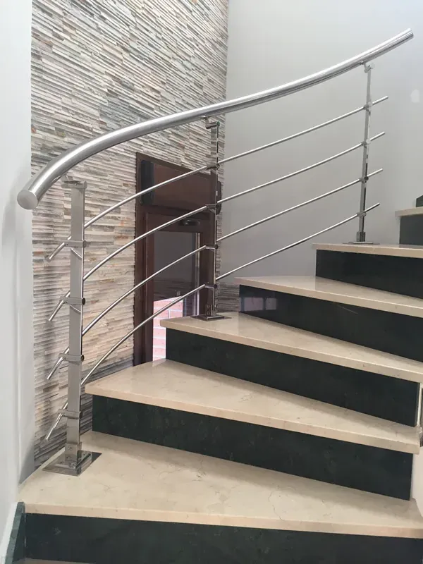 Barandilla curva en escalera de caracol