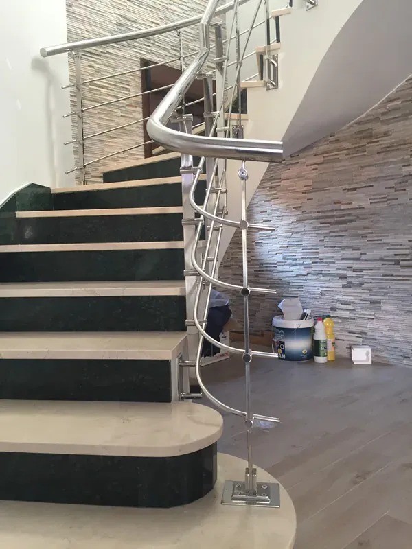 Barandilla curva en escalera de caracol, otra vista