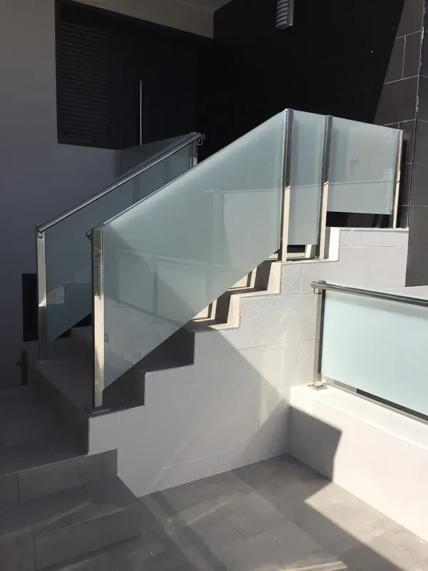 Barandilla de vidrio en escalera moderna