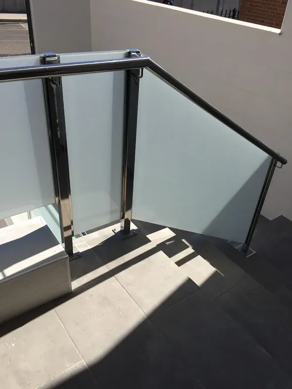 Barandilla de vidrio en hueco de escalera