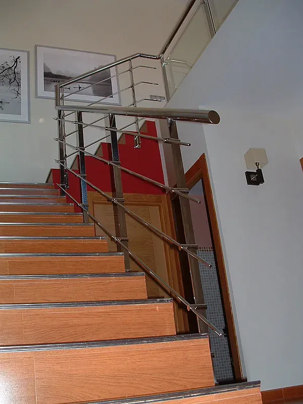 Barandilla de escalera con varillas en vivienda