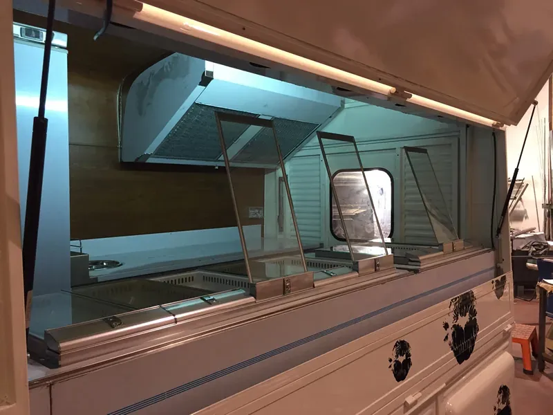 Interior de food truck con campana y vitrina