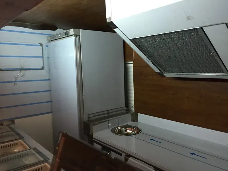Campana extractora y frigorífico en un food truck