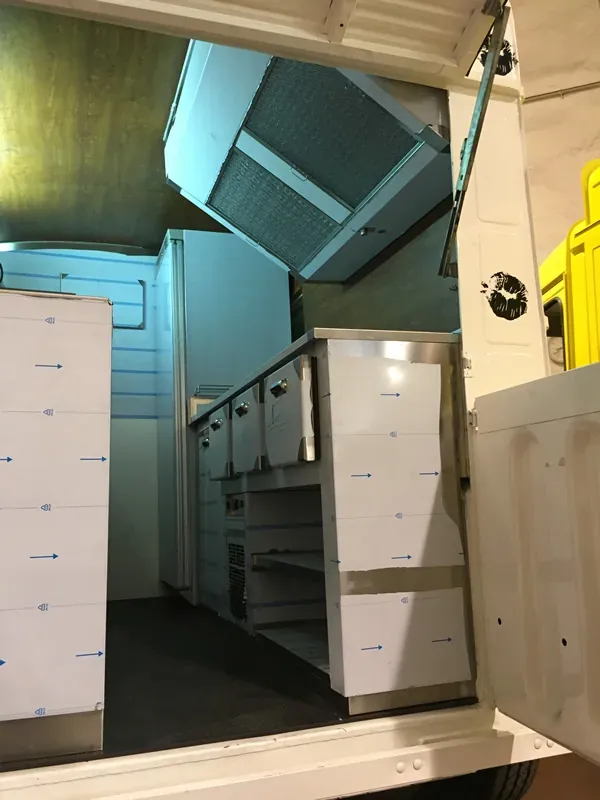 Cocina interior de un food truck