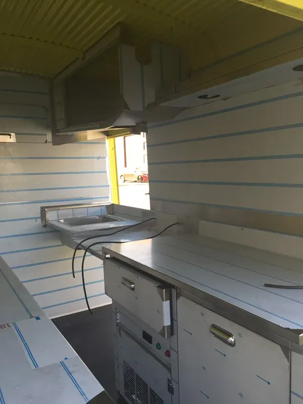 Encimera y fregadero en el interior de un food truck