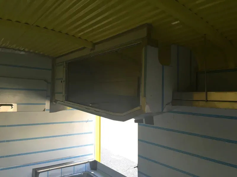 Campana extractora sobre la zona de cocina de un food truck
