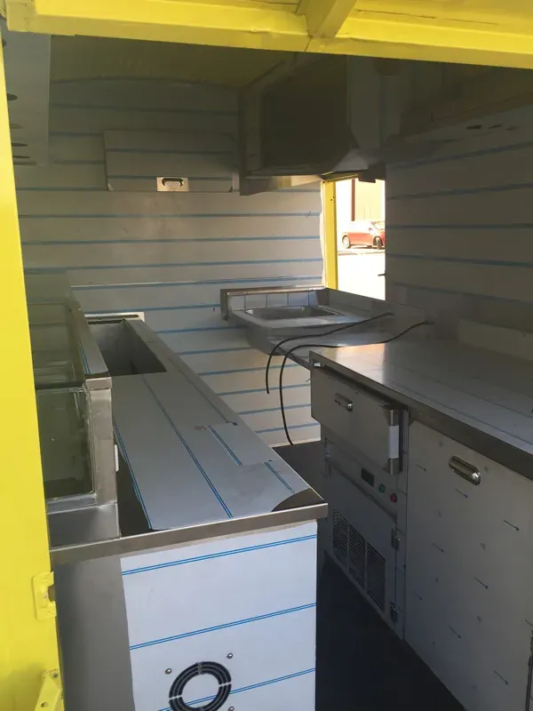 Encimeras de acero inoxidable en un food truck amarillo