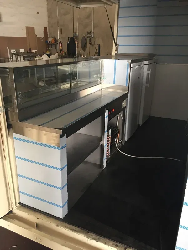 Mostrador con vitrina en un food truck