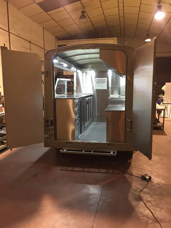 Food truck con la cocina terminada en el taller