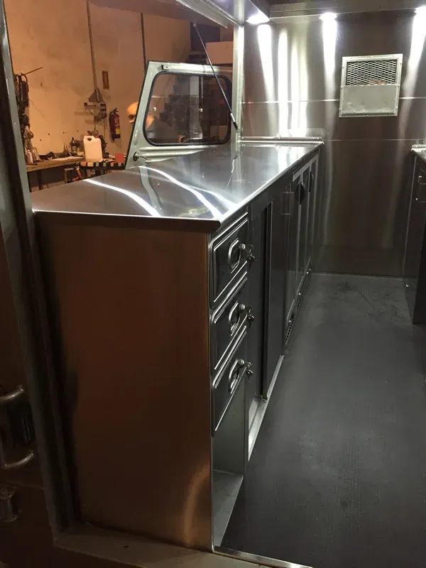 Mostrador refrigerado en un food truck