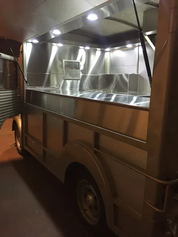 Food truck clásico con barra de servicio