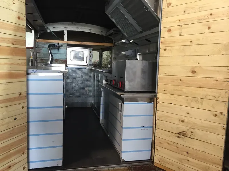 Interior de food truck con revestimiento de madera