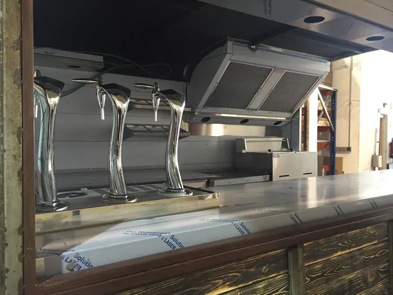 Barra exterior de food truck con campana
