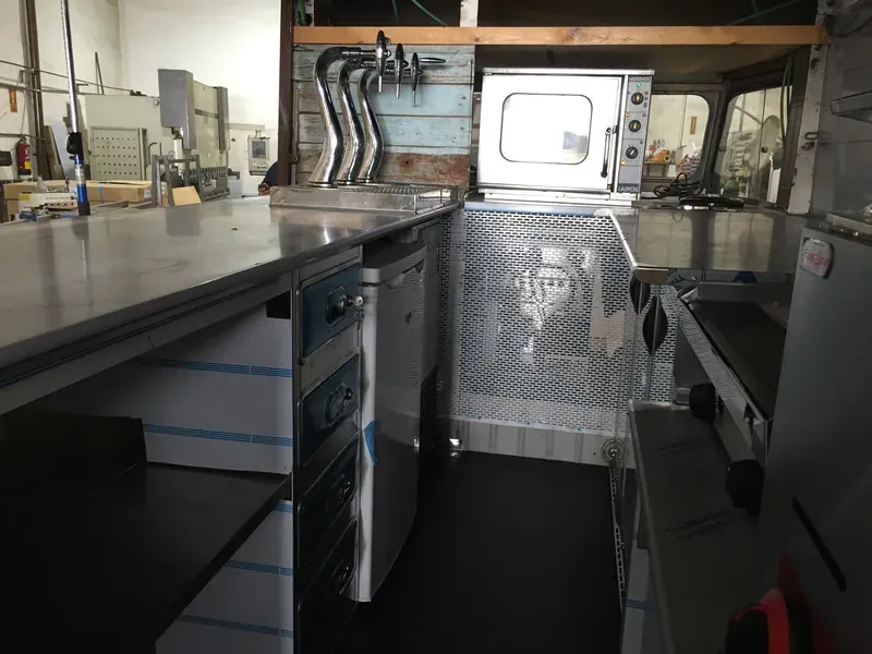 Encimera de trabajo en un food truck