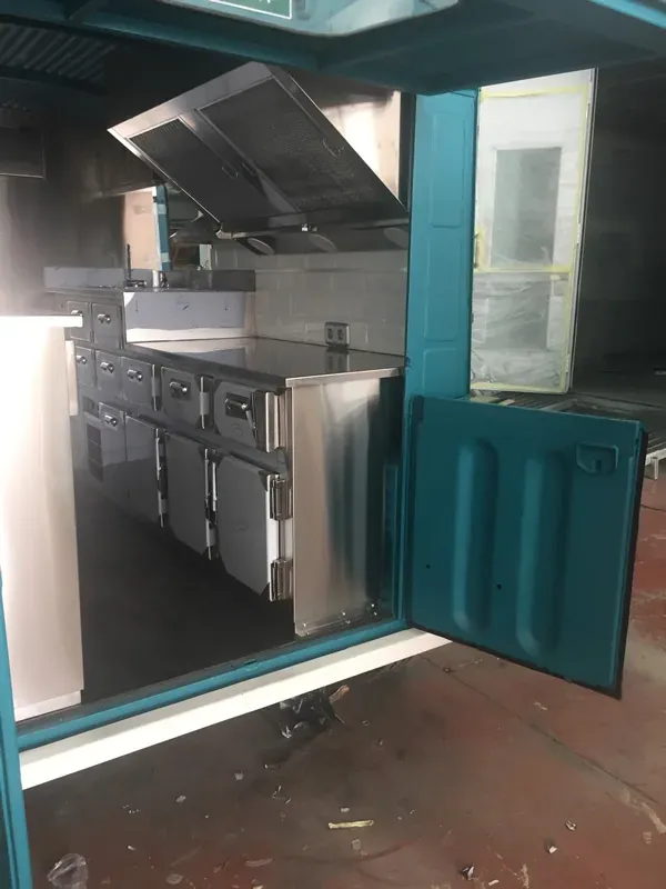 Food truck verde con cocina equipada