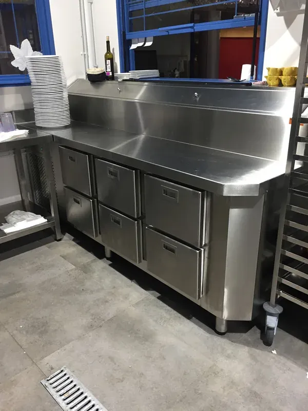 Mesa de trabajo con cajones y estante superior