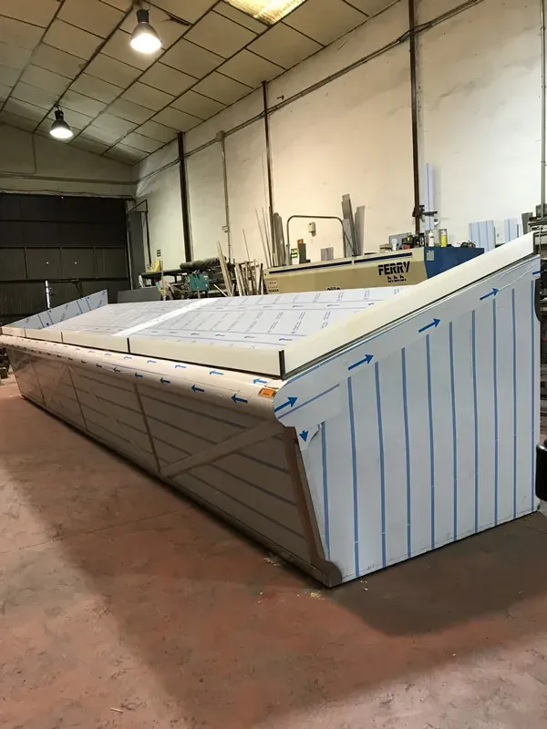 Mostrador de gran formato en el taller antes de su montaje