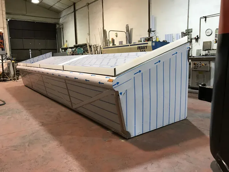 Mostrador de gran formato en el taller