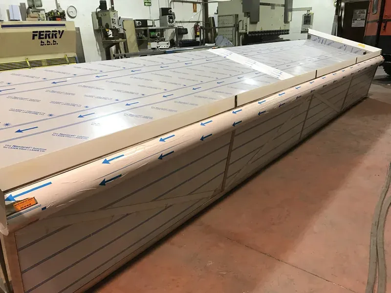 Mostrador de gran formato con el film protector