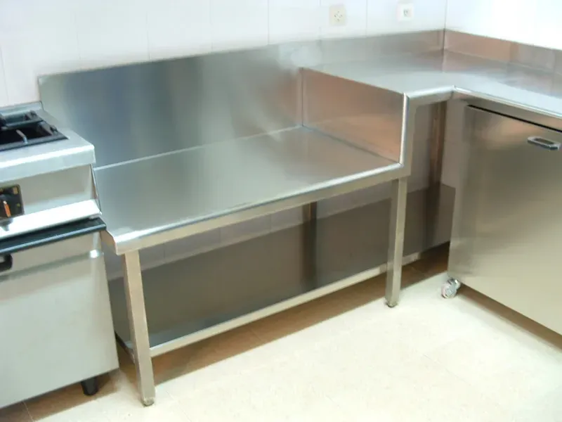 Mesa mural en cocina profesional