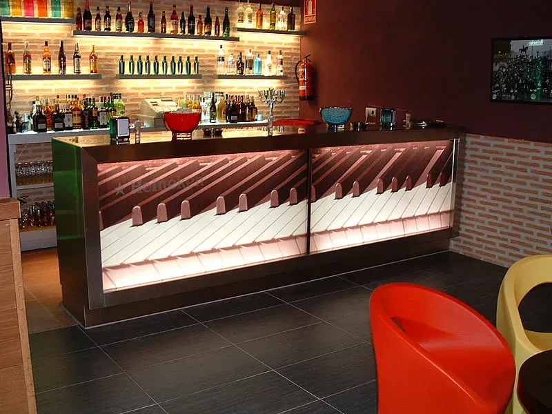 Barra de bar con frente retroiluminado