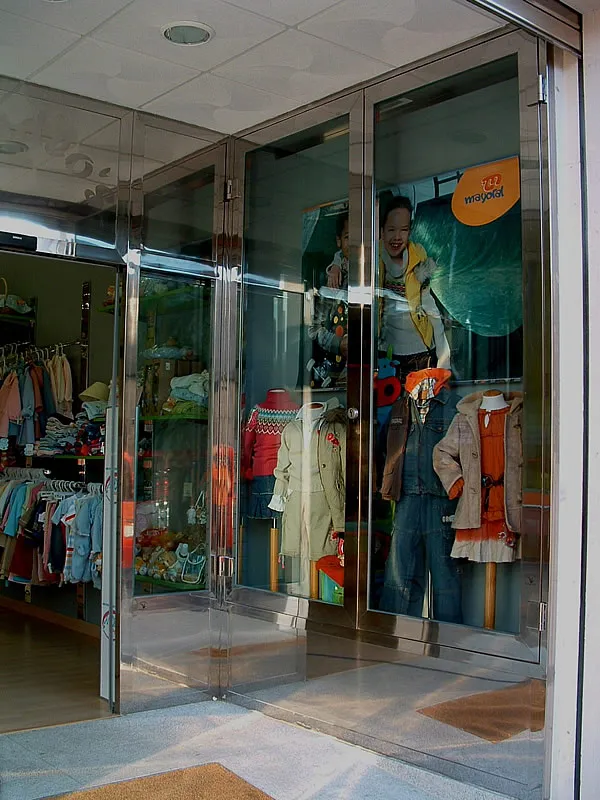 Escaparate de tienda con marco de acero inoxidable
