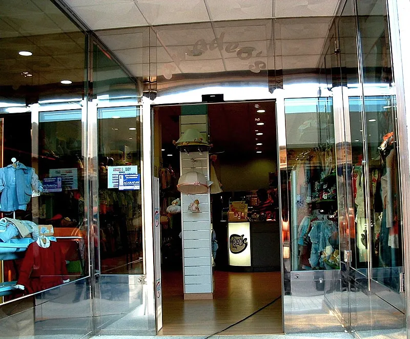 Entrada de tienda con portada de acero inoxidable
