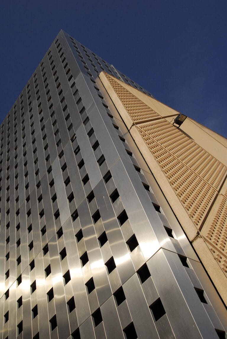 Edificio acero inoxidable